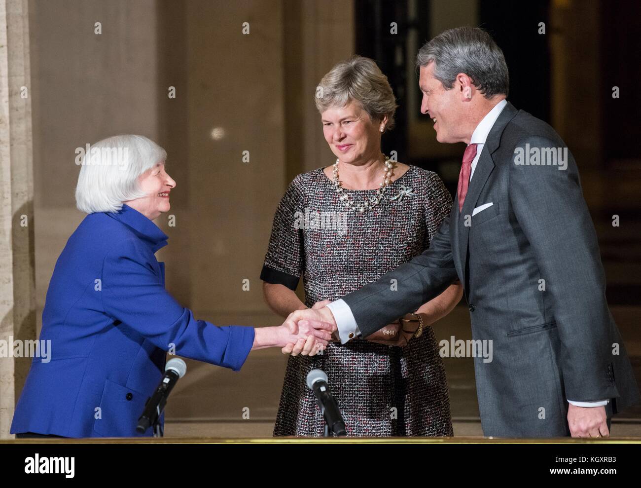 U.s. conseil des gouverneurs du système de réserve fédérale présidente Janet Yellen (gauche) prêter serment à randal quarels comme vice-président de la Réserve fédérale américaine pour la surveillance des banques lors du conseil d'atrium construction eccles 6 novembre, 2017 à Washington, DC. (Photo par photo via la Réserve fédérale) planetpix Banque D'Images