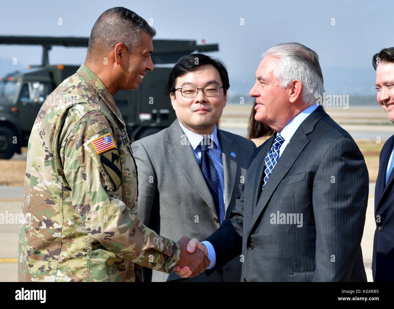 Les forces de l'armée américaine de Corée commandant vincent Brooks (à gauche) rencontre le secrétaire d'État des États-Unis, Rex Tillerson, lors d'une visite à la base de la force aérienne osan 7 novembre, 2017 à pyeongtaek, la Corée du Sud. (Photo de Franklin. r ramos via planetpix) Banque D'Images
