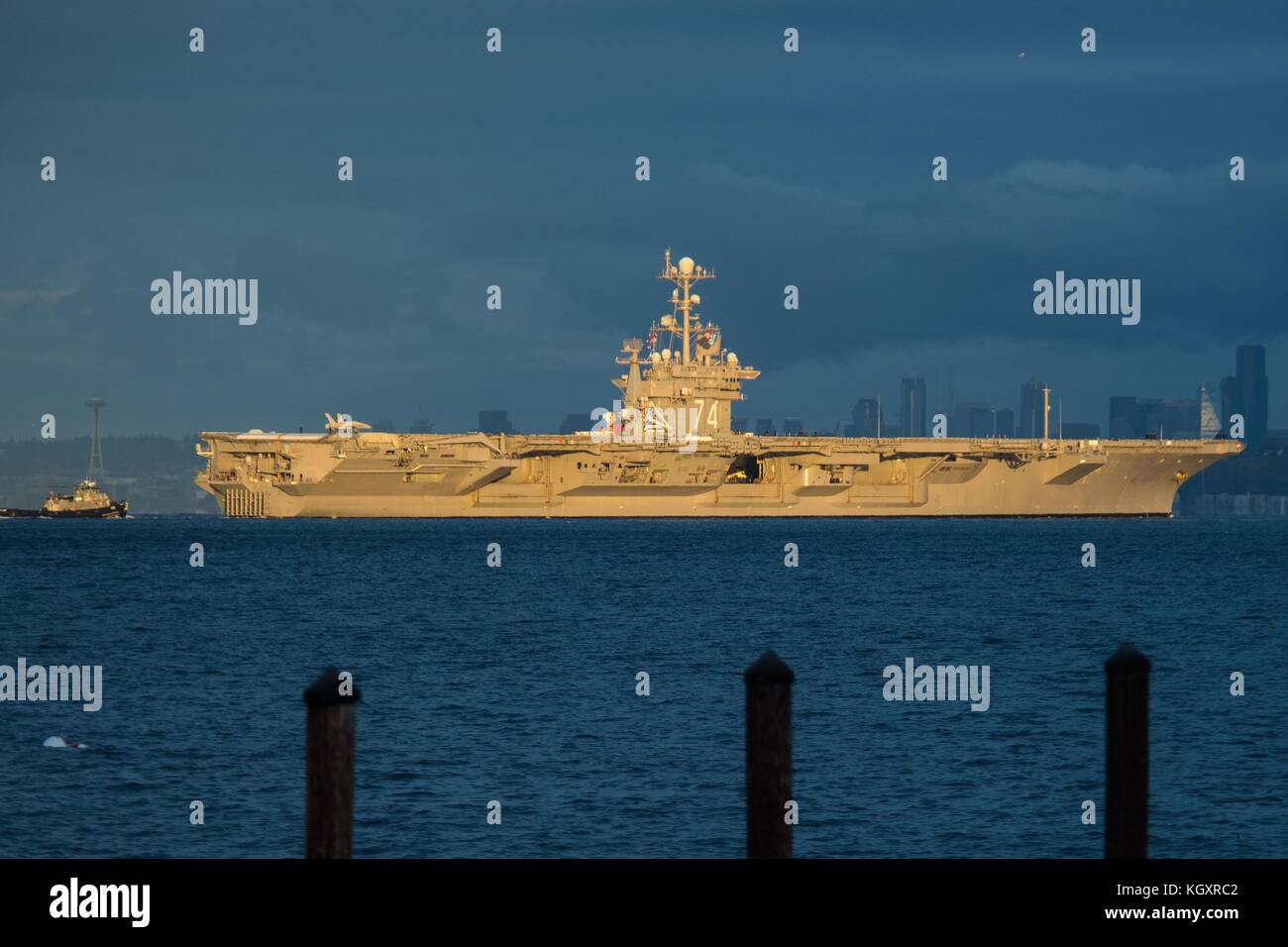 La marine américaine de classe nimitz porte-avions USS John C. Stennis transite l'Elliott Bay avec le Seattle City skyline en arrière-plan le 3 novembre 2017 à Manchester, dans l'État de Washington. (Photo de vaughan dill via planetpix) Banque D'Images