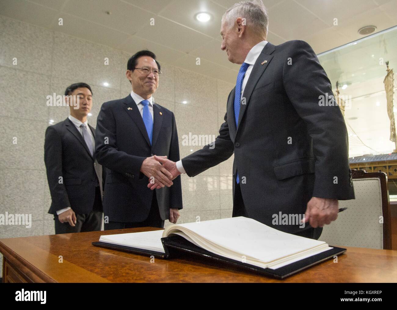 Le secrétaire à la défense américain James Mattis signe un livre d'or pour la défense nationale sud-coréenne song young-moo au cours de la 49e réunion de la sécurité à l'consultatifs corée du ministère de la défense, le 28 octobre 2017 à Séoul, en République de Corée. (Photo de Dominique a. planetpix pineiro via) Banque D'Images