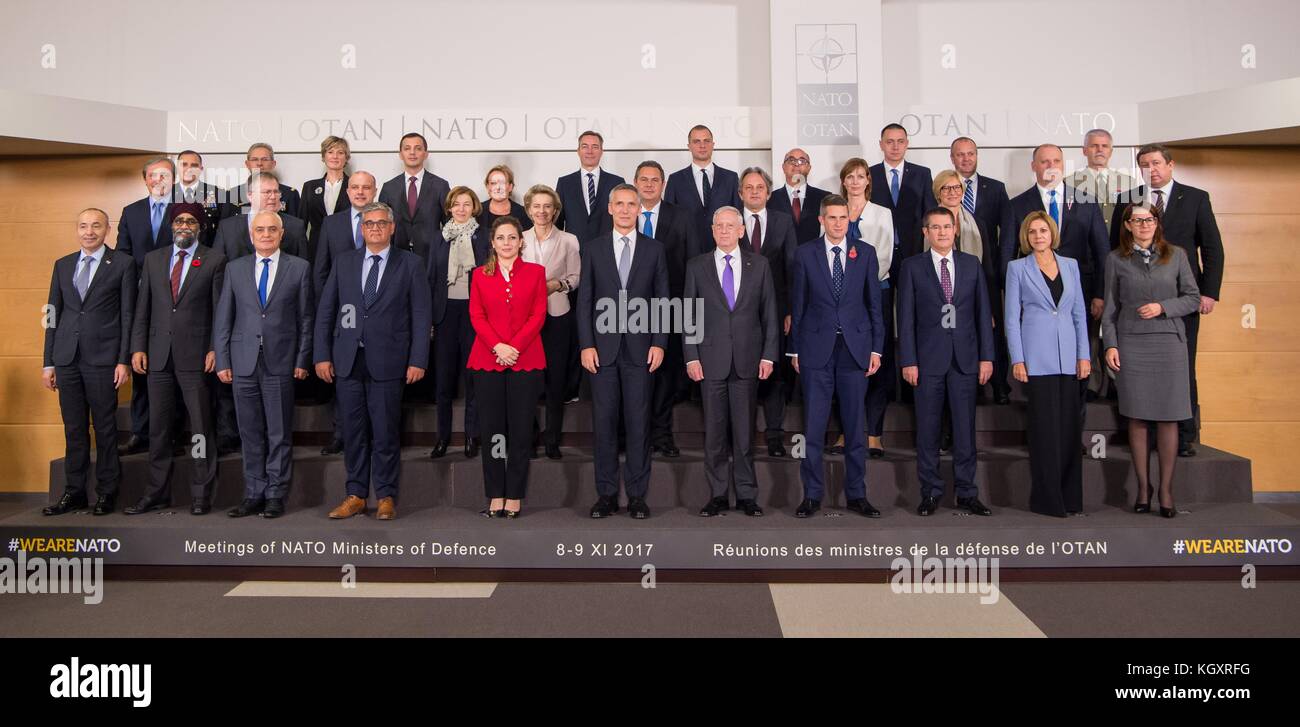 Le secrétaire à la défense américain James Mattis pose avec les ministres de la défense à l'OTAN le 8 novembre 2017 à Bruxelles, Belgique. (Photo par jette carr par planetpix) Banque D'Images