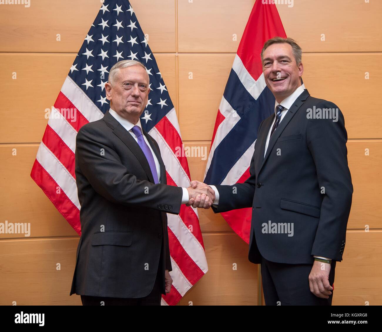 Le secrétaire à la défense américain James Mattis (à gauche) rencontre avec le ministre de la défense norvégien frank bakke-jensen au quartier général de l'OTAN le 8 novembre 2017 à Bruxelles, Belgique. (Photo par jette carr par planetpix) Banque D'Images