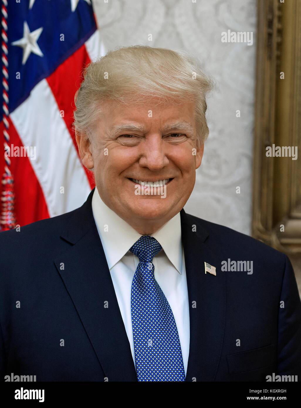 Portrait officiel du président américain Donald Trump dans le bureau ovale de la Maison Blanche le 6 octobre 2017 à Washington, DC. (Photo par shealah planetpix craighead via) Banque D'Images
