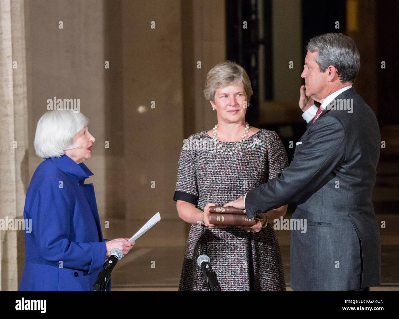 Janet Yellen (à gauche), présidente du Conseil des gouverneurs du système de la réserve fédérale des États-Unis, prête serment en Randal Quarels à titre de vice-présidente de la réserve fédérale des États-Unis pour la supervision bancaire au Board Eccles Building Atrium le 6 novembre 2017 à Washington, DC. (Photo de la réserve fédérale via Planetpix) Banque D'Images