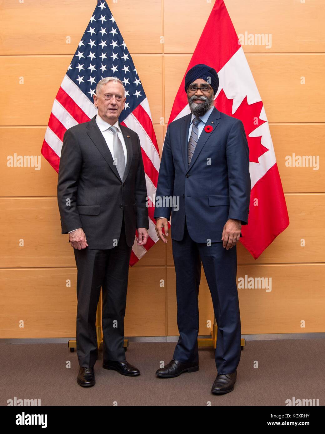 Le secrétaire à la défense américain James Mattis (à gauche) rencontre le ministre canadien de la défense Harjit Sajjan au quartier général de l'OTAN le 9 novembre 2017 à Bruxelles, Belgique. (Photo par jette carr par planetpix) Banque D'Images