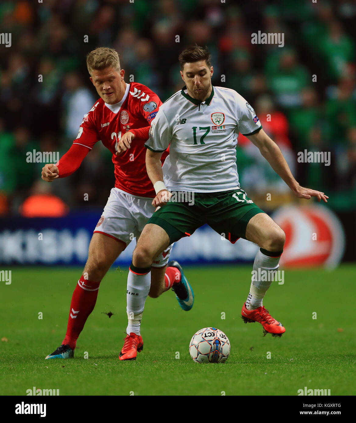 Stephen Ward (à droite) de la République d'Irlande et Andreas Cornelius au Danemark lors de la coupe du monde de la FIFA, lors du match de qualification de première jambe au stade Parken, à Copenhague. Banque D'Images