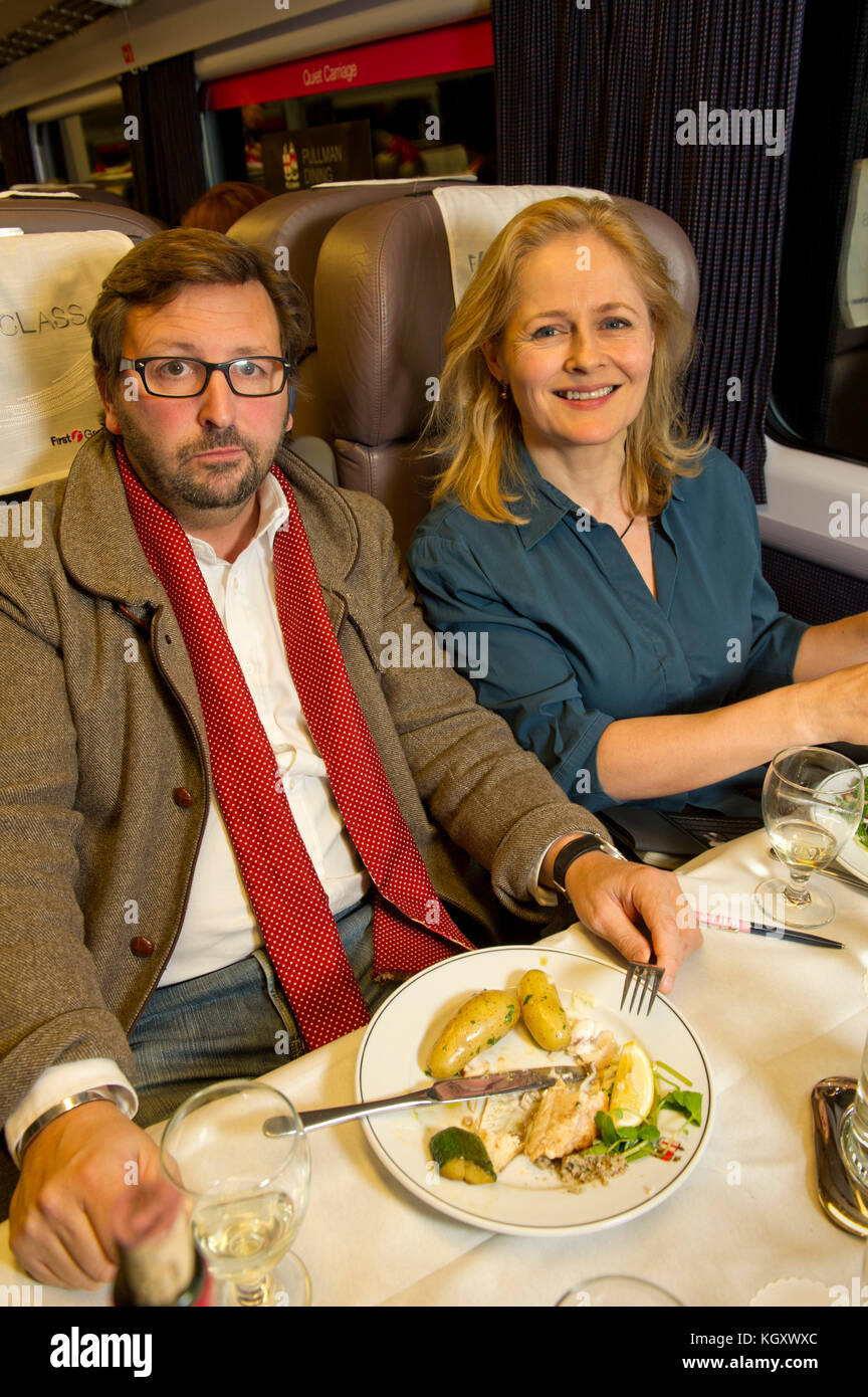 Mitch tonks lance son menu gastronomique à paddingrton pullman station avec l'écrivain alimentaire xanthe argile (haut bleu/rouge) Banque D'Images
