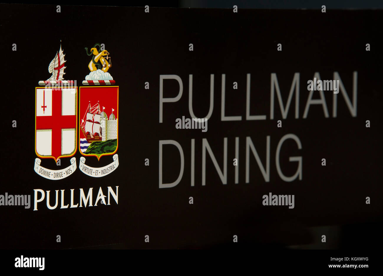 Mitch tonks lance son menu gastronomique à paddingrton pullman station avec l'écrivain alimentaire xanthe argile (haut bleu/rouge) Banque D'Images