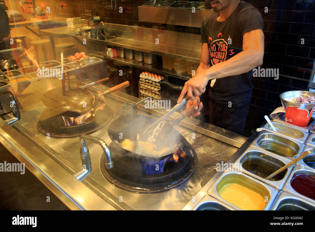 Démonstration de cuisine au wok, restauration rapide à l'affichage, le  restaurant Wok à marcher, Calle Mayor, Madrid, Espagne Photo Stock - Alamy