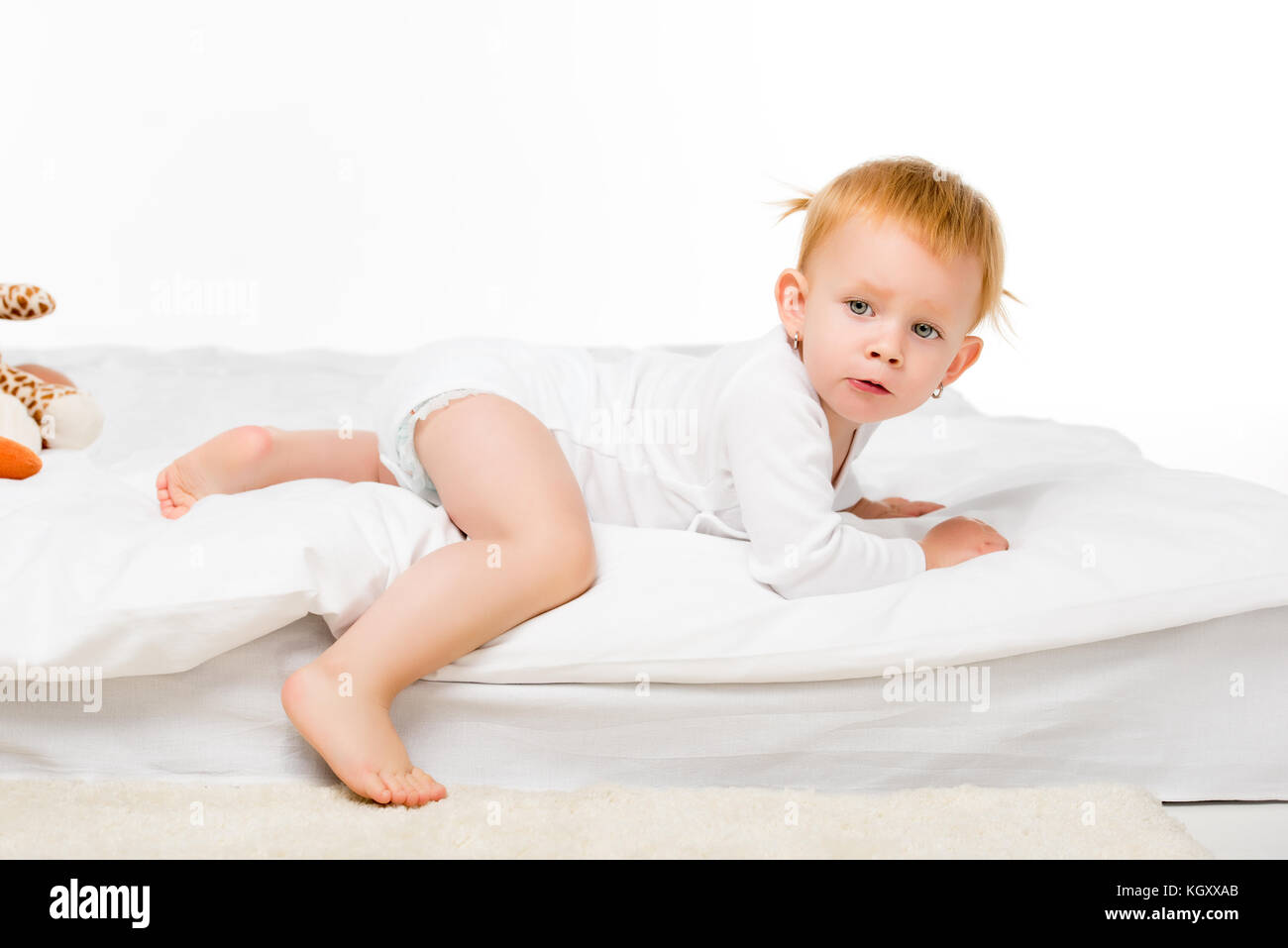 Baby lying on bed Banque D'Images