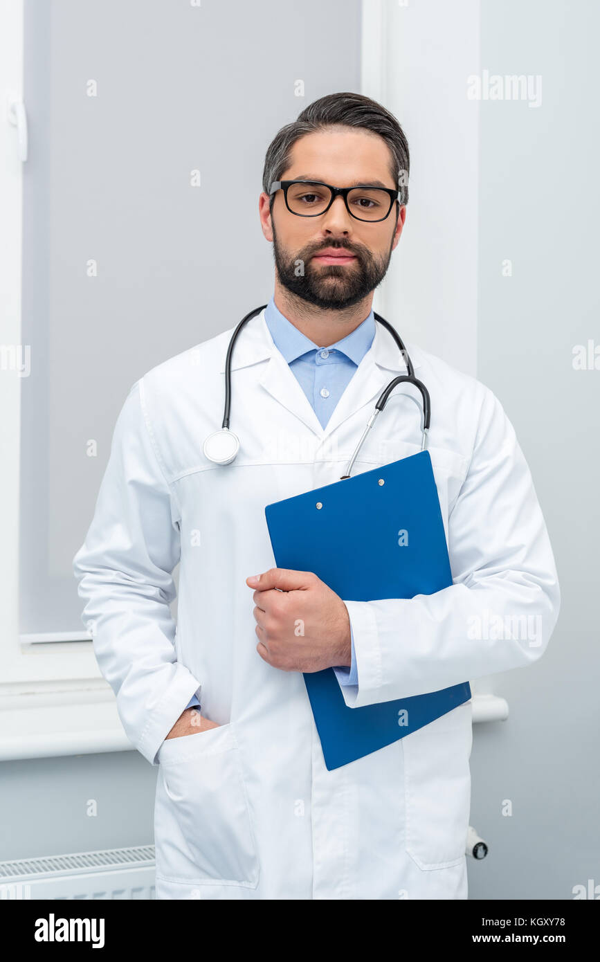 Beau médecin avec presse-papiers Banque D'Images