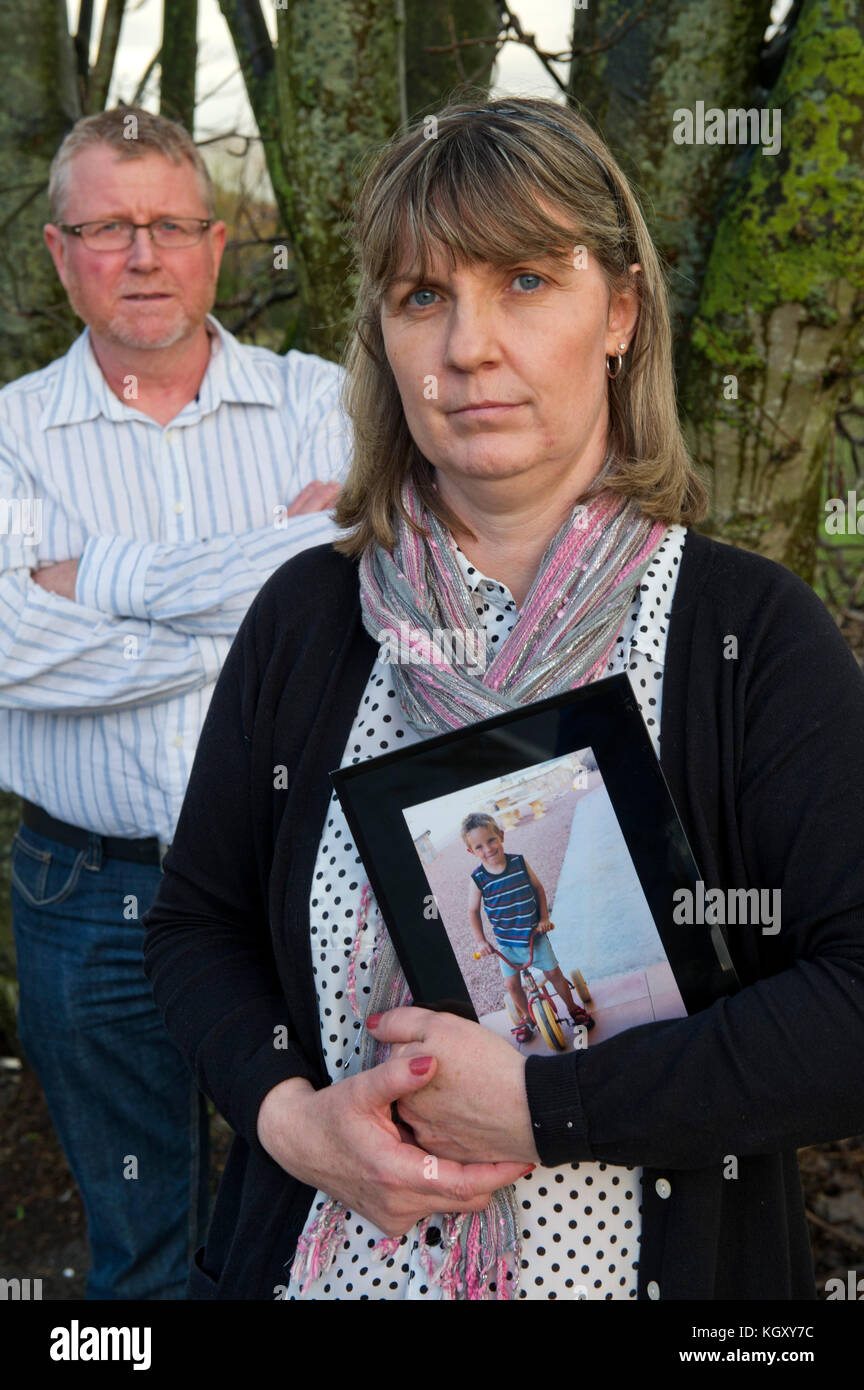 Yolanda & Steve Turner avec enfants emily, Luc (t) bleu et blanc (joe t).  Le fils de sean turner (photo) qui a eu lieu dans la mort Photo Stock -  Alamy