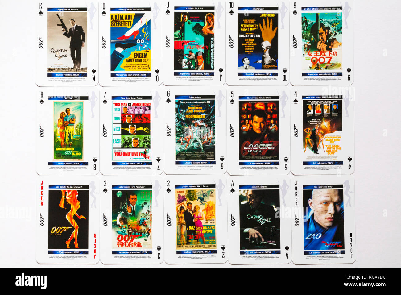 007 cartes à jouer - pique suit de 007 cartes à jouer The Bond Movie Poster étalées avec les visages tournés vers le haut sur fond blanc Banque D'Images