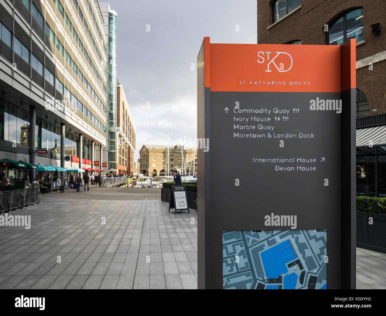 St Katharine Docks dans le centre de Londres - qui a ouvert ses portes en 1828, les quais sont aujourd'hui réaménagés pour bureau, habitation et navigation de plaisance l'utilisation. Banque D'Images