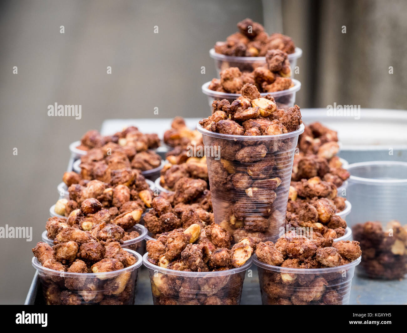 Arachides Noix enrobées de caramel grillé à la vente à un vendeur de rue dans le centre de Londres Banque D'Images