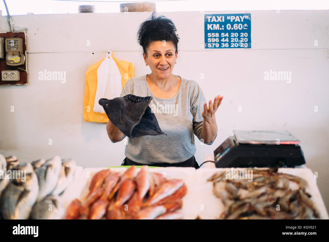 Batumi, Géorgie, l'Adjarie. georgian woman la vente de poisson frais sur le marché local du poisson à Batoumi. Banque D'Images