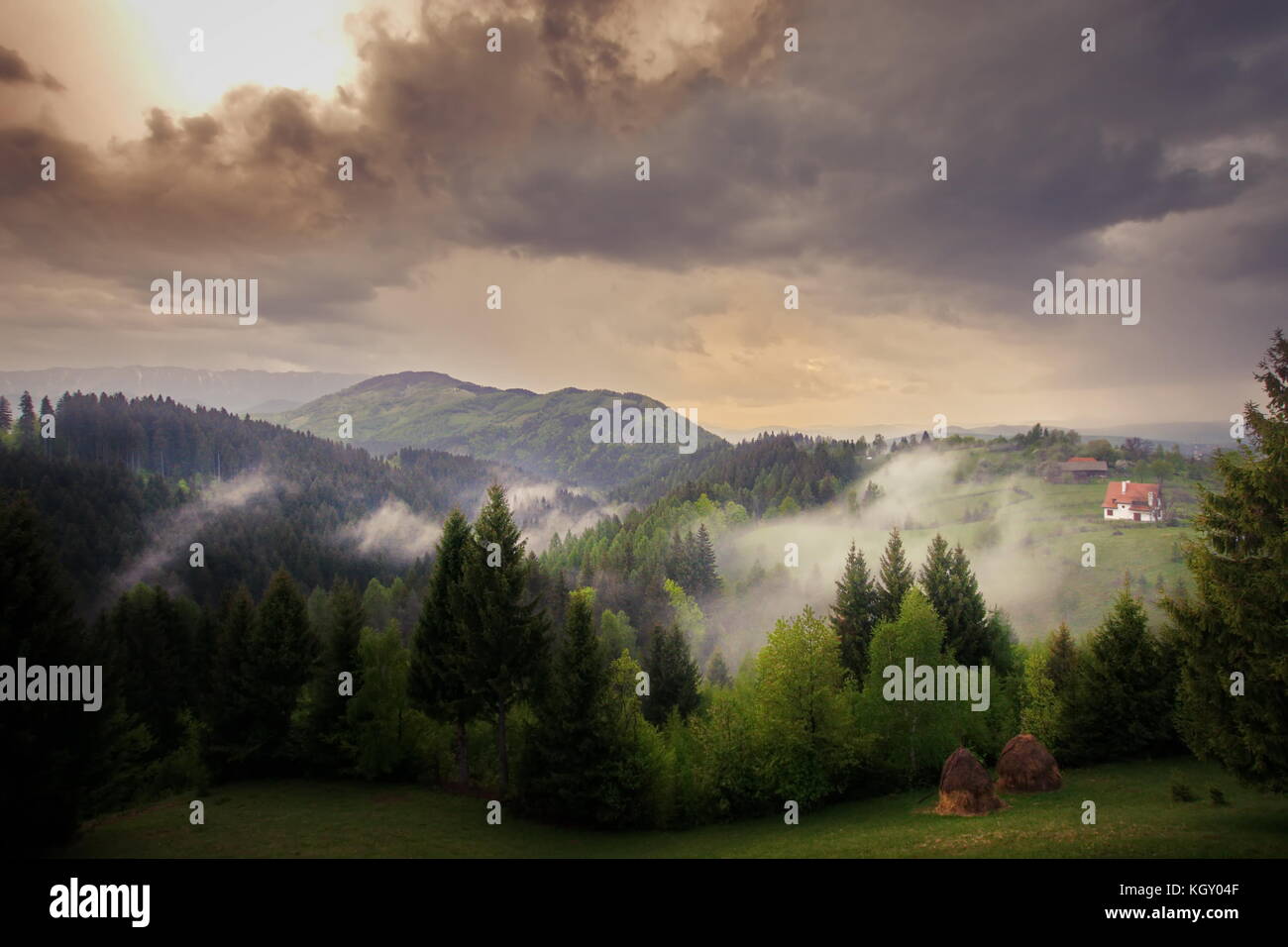 Vue à couper le souffle de la Transylvanie, Roumanie, Brasov bran sur les collines avec haze après la pluie Banque D'Images