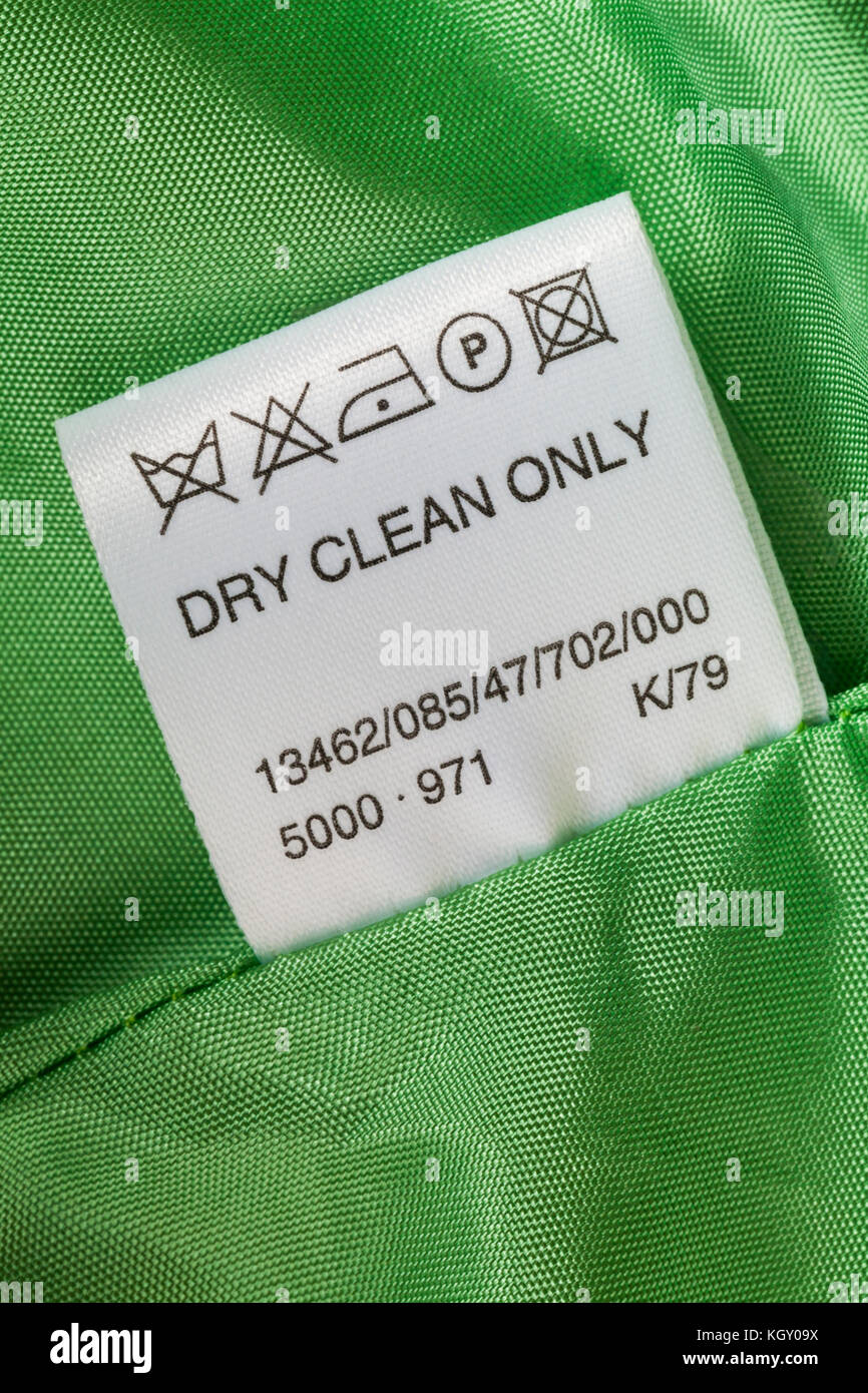 Nettoyage à sec seulement l'étiquette avec des symboles de lavage de vêtements pour femme en Banque D'Images