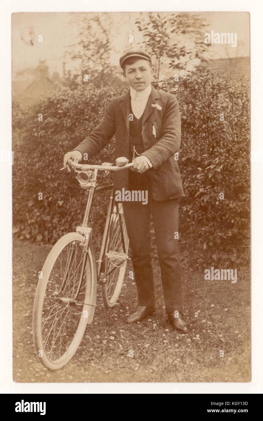 Original Vintage Cycling carte postale édouardienne d'un garçon plus âgé tenant son vélo vers 1908 Banque D'Images