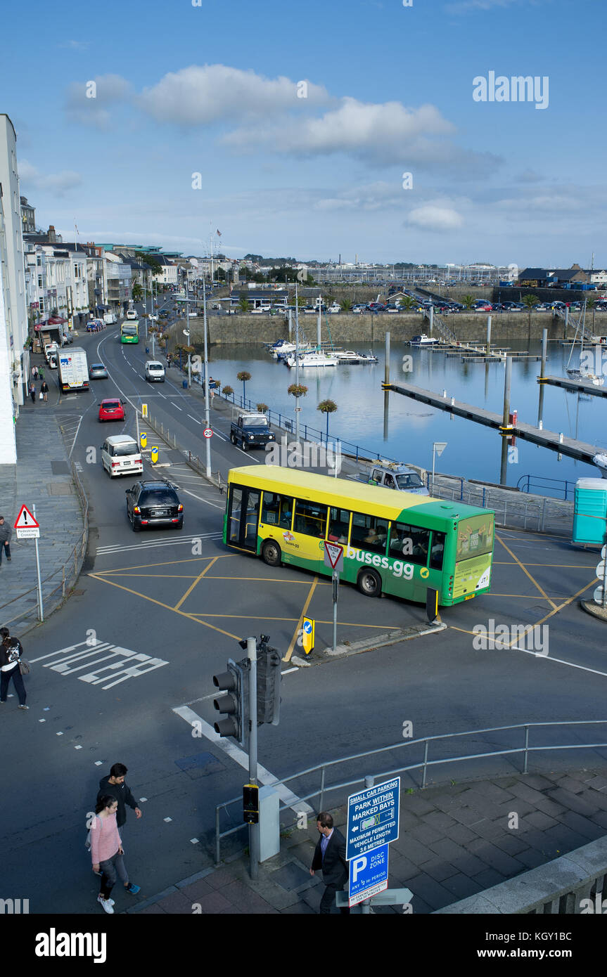 Dh ST PETER PORT GUERNESEY Guernesey filtre le trafic du port de bus route du bord de mer Banque D'Images