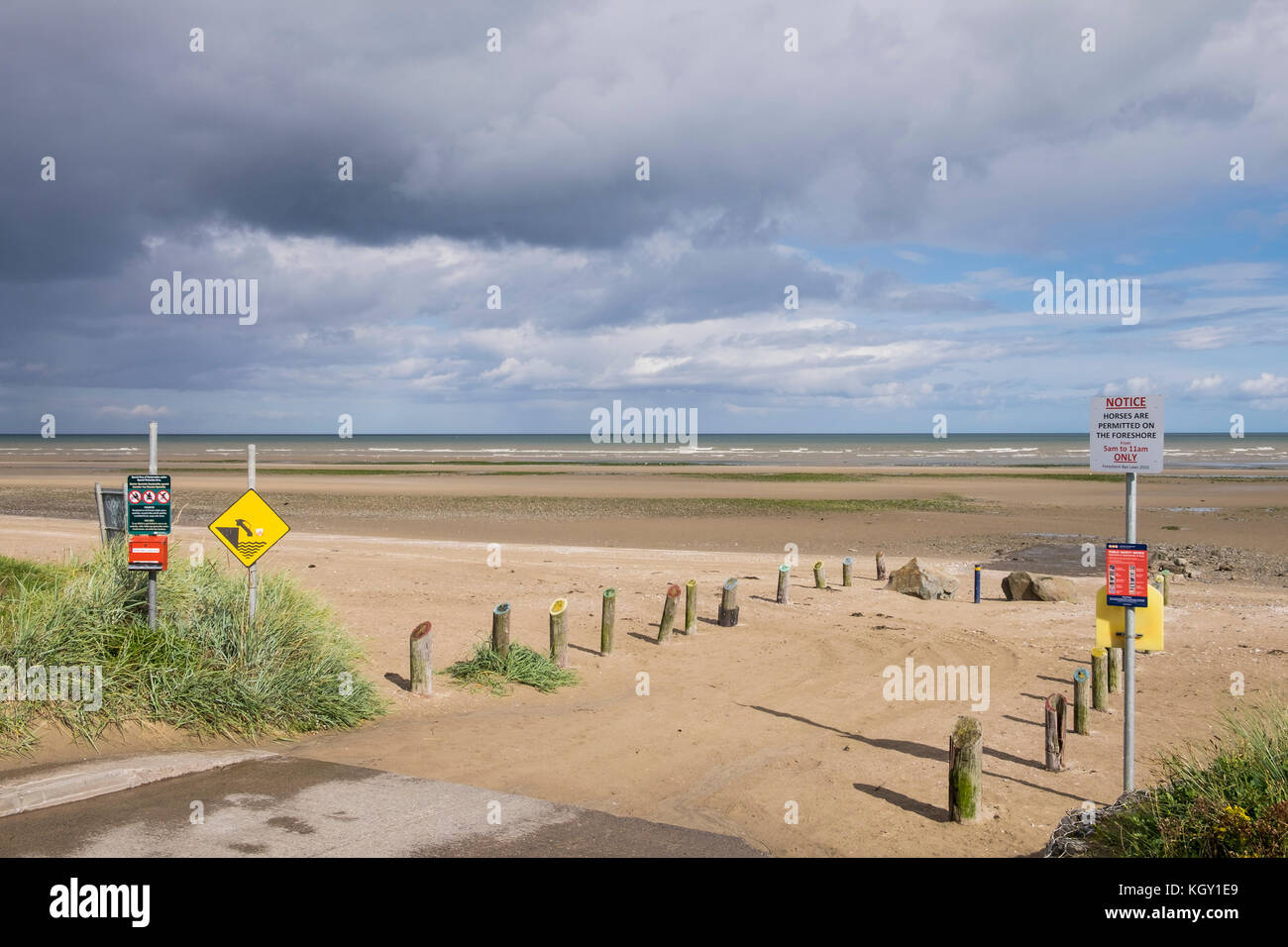 Sur le point d'accès à la plage de Laytown avec avis de revoir des lois autorisant les chevaux sur la plage, l'Irlande Banque D'Images