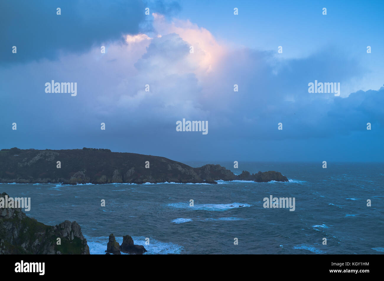dh Jerbourg point ST MARTIN GUERNESEY Guernesey côte sud temps orageux mer vagues spectaculaire ciel sombre vue sur l'île spectaculaire Banque D'Images