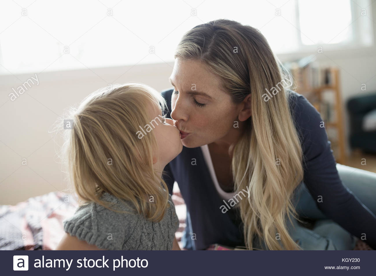 Comment Faire Pour Baiser Sa Mere Embrassant sa mère fille Banque de photographies et d’images à haute