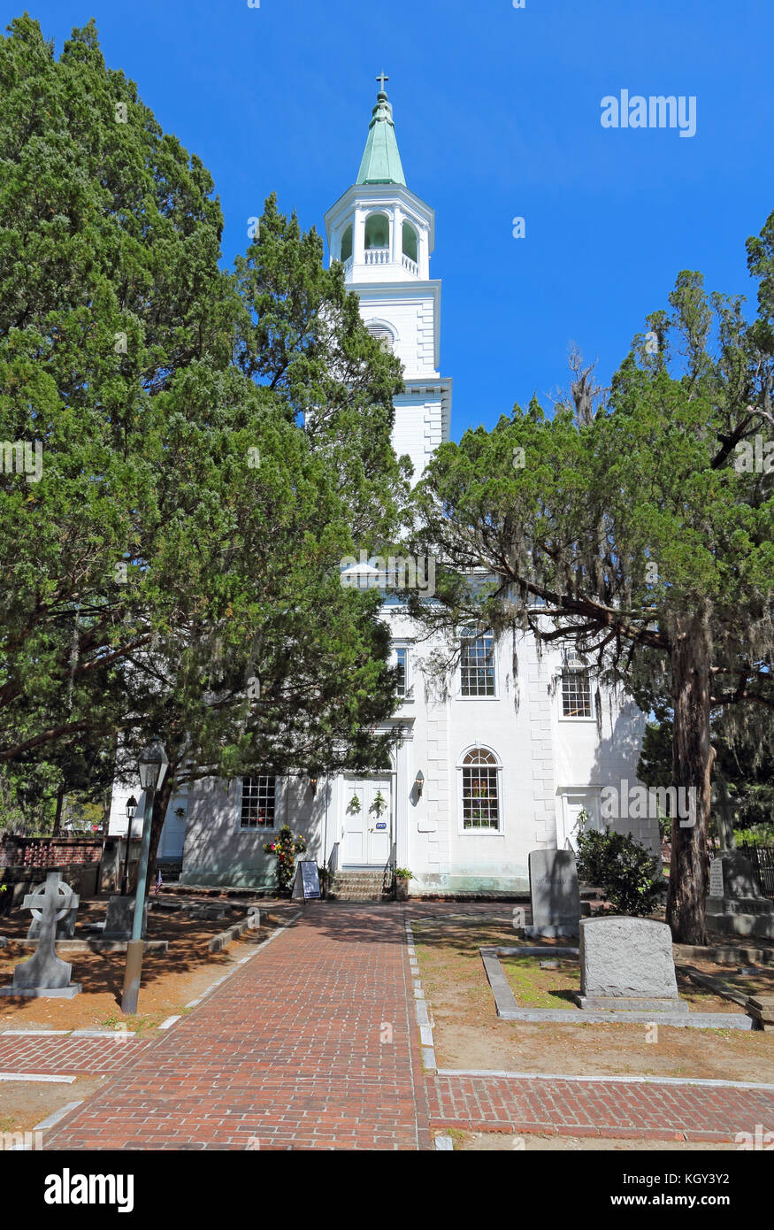 BEAUFORT, CAROLINE DU SUD - 16 AVRIL 2017 : bâtiment principal, flèche et une partie du cimetière de l'église paroissiale d'Helena. Date de construction actuelle Banque D'Images
