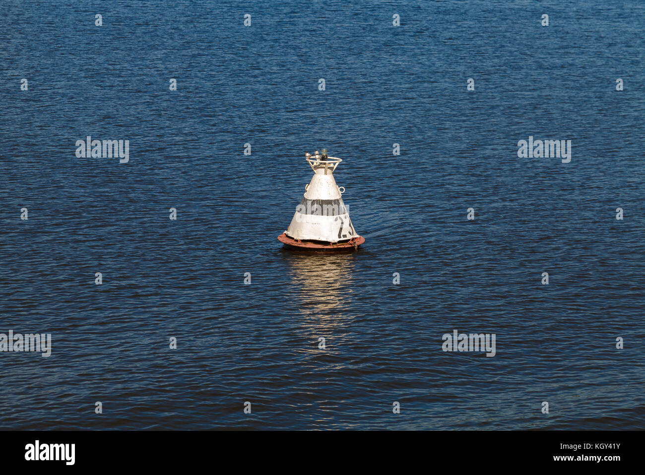 Bouée blanche sur la surface de l'eau bleue de la rivière Banque D'Images