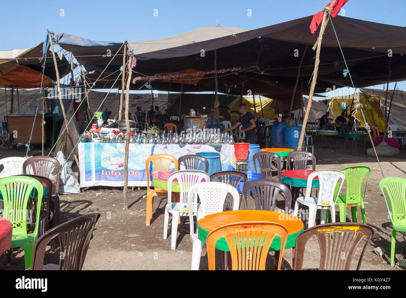 Fantasia est une exposition traditionnelle de l'équitation au maghreb effectuées au cours de festivals culturels et de fermer maghrebi noces. Banque D'Images