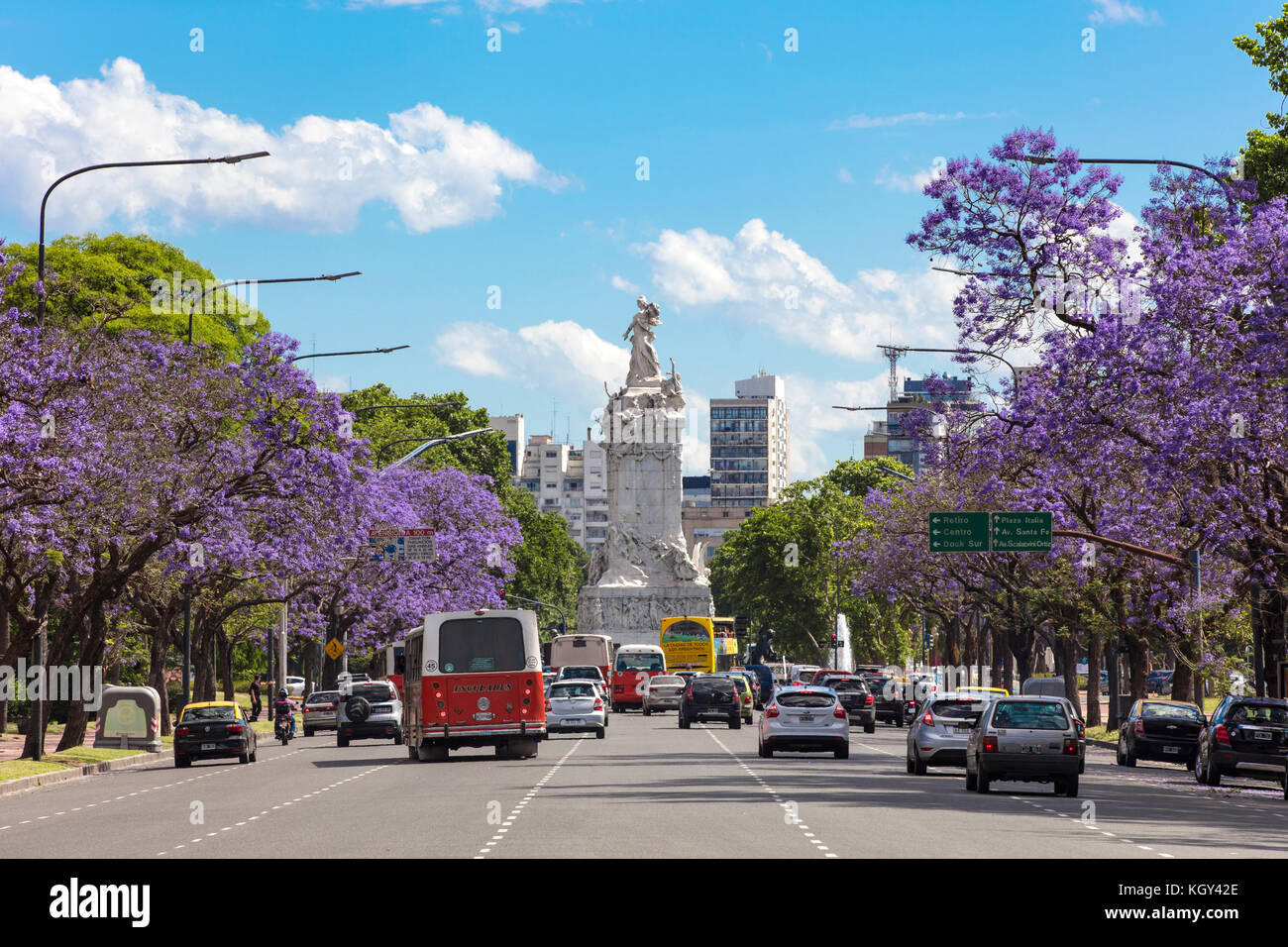 Jacaranda arbres au printemps sur l'avenue Sarmiento. Palerme, Buenos Aires, Argentine. Banque D'Images