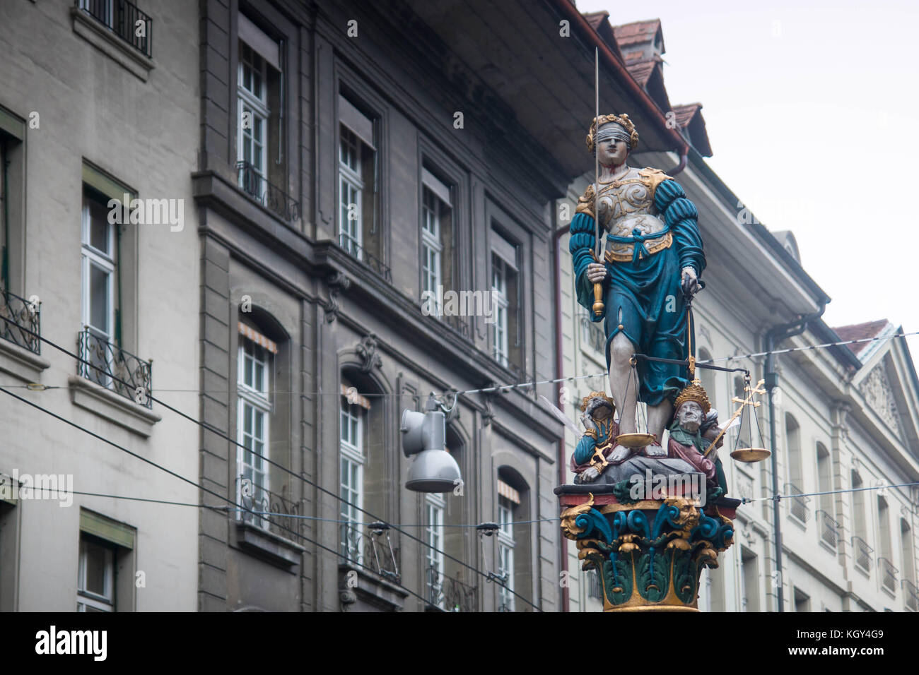 'Gerechtigkeitsbrunnen', la fontaine de la Justice aux yeux bandés en berne Kramgasse, vieille ville. Banque D'Images
