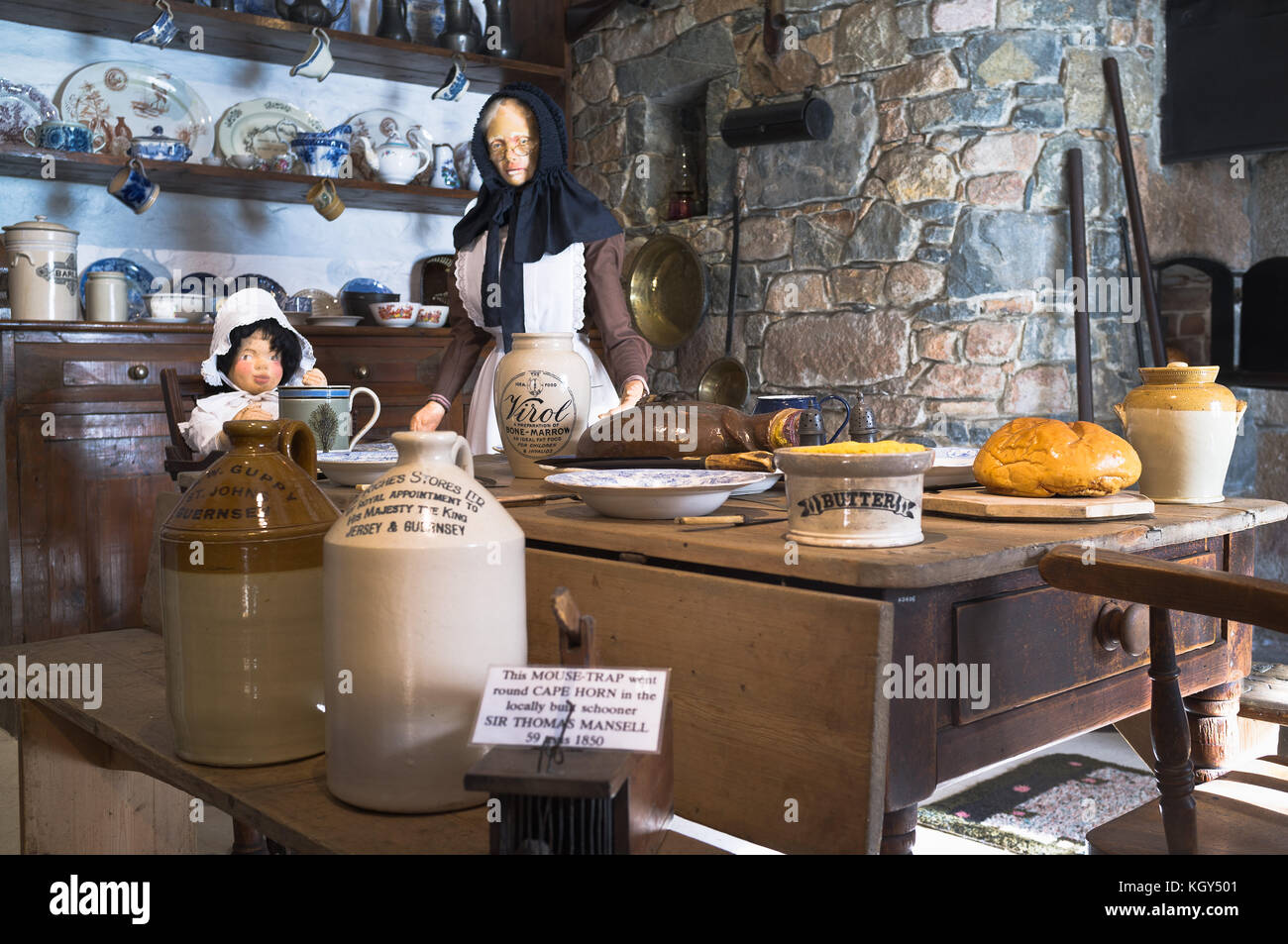 Musée du costume folklorique dh SAUMAREZ PARK GUERNESEY Guernesey ancienne de l'exposition du musée historique d'affichage cuisine ware Banque D'Images