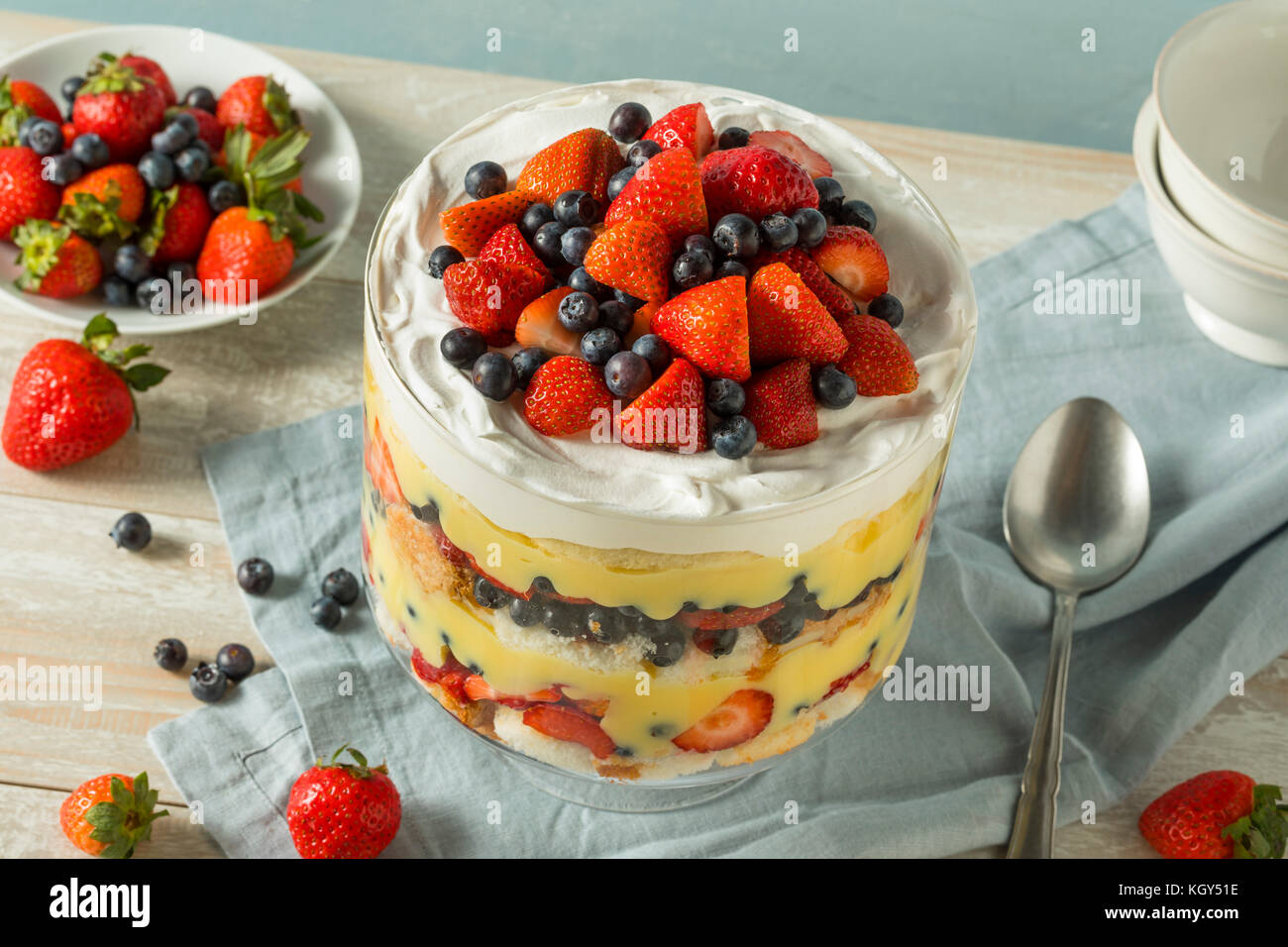 Bagatelle aux fraises un dessert fait maison doux avec de la crème anglaise et gâteau Banque D'Images