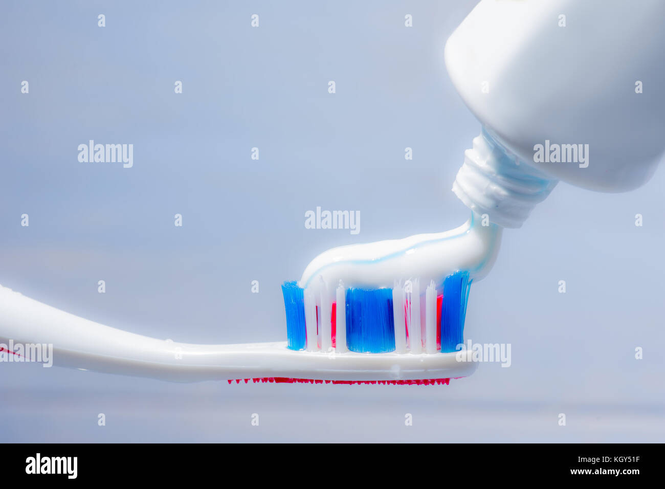 Brosse à dents avec dentifrice isolés. Banque D'Images