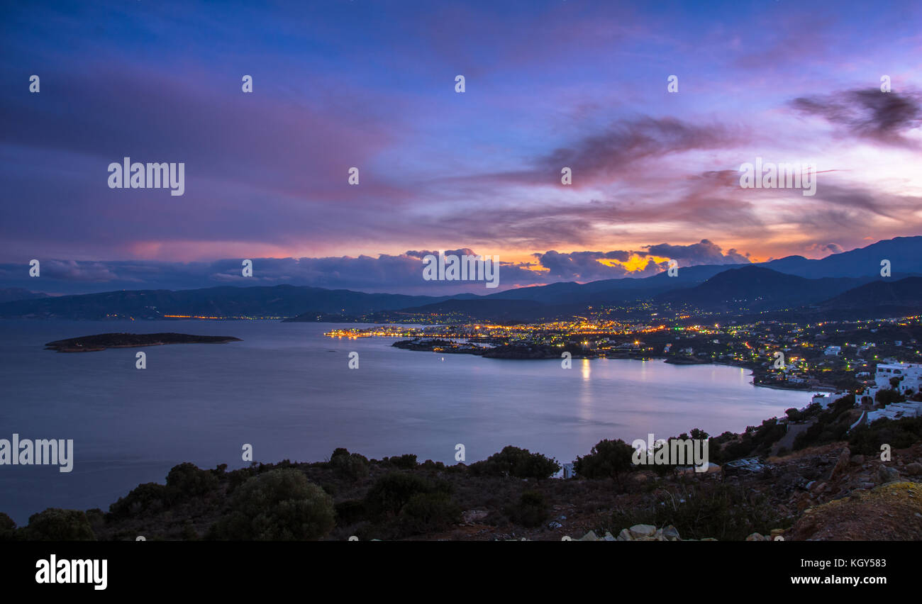High point panoramique au coucher du soleil Vue de la pittoresque Golfe de Mirambello, avec l'île d''agioi pantes et la ville d'Agios Nikolaos, Crète, gree Banque D'Images
