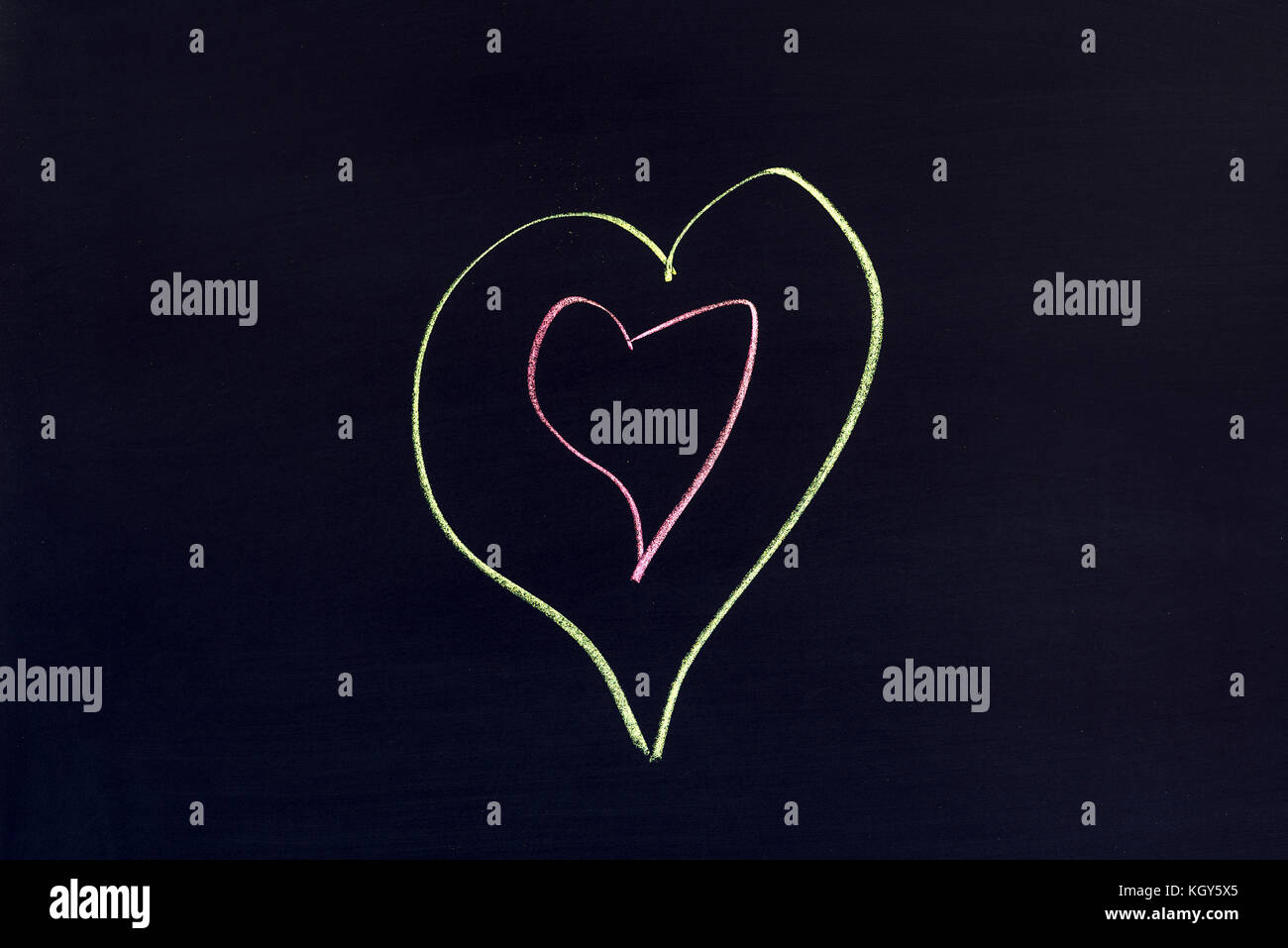 Deux formes coeur sombre sur fond de couleur. Banque D'Images