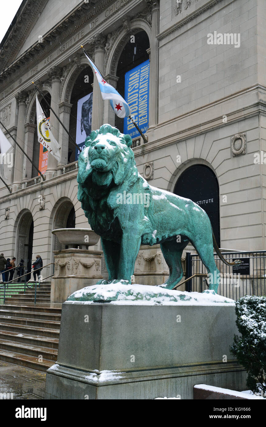 L'emblématique les lions à l'avant de l'Art Institute of Chicago's Michigan Avenue. L'entrée sont recouverts d'une fine couche de neige. Banque D'Images L'emblématique les lions à l'avant de l'Art Institute of Chicago's Michigan Avenue. L'entrée sont recouverts d'une fine couche de neige. Banque D'Images