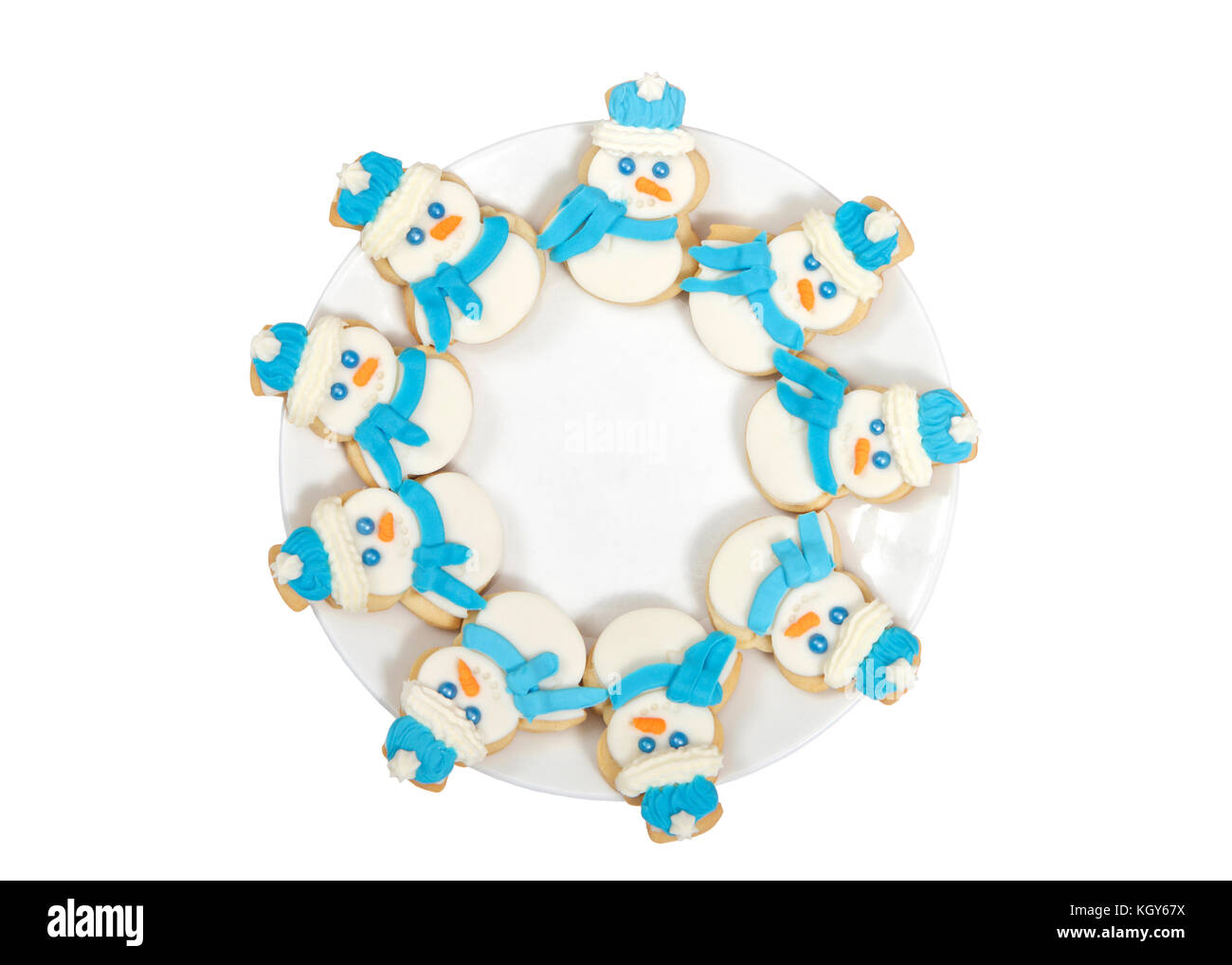 Le SNOWMAN sugar cookies décorés de marshmallow fondant, le glaçage royal bleu foulard et chapeau disposées en cercle sur une assiette de porcelaine. isolated on white Banque D'Images