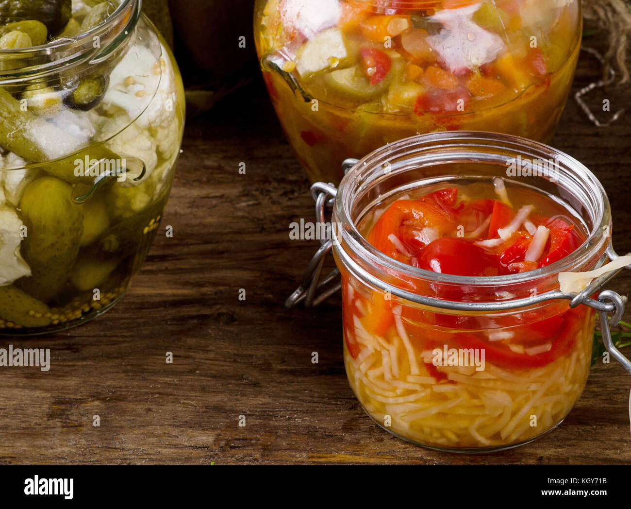 Les légumes fermentés sur fond de bois rustique. Banque D'Images