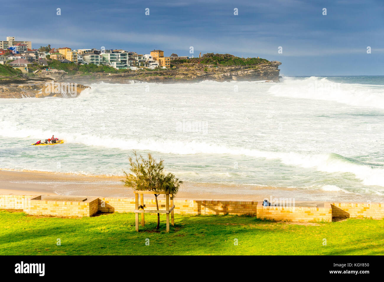 Le caoutchouc ducky chefs d'équipage dans des conditions de surf sauvage à Bronte Beach à Sydney, NSW, Australie Banque D'Images