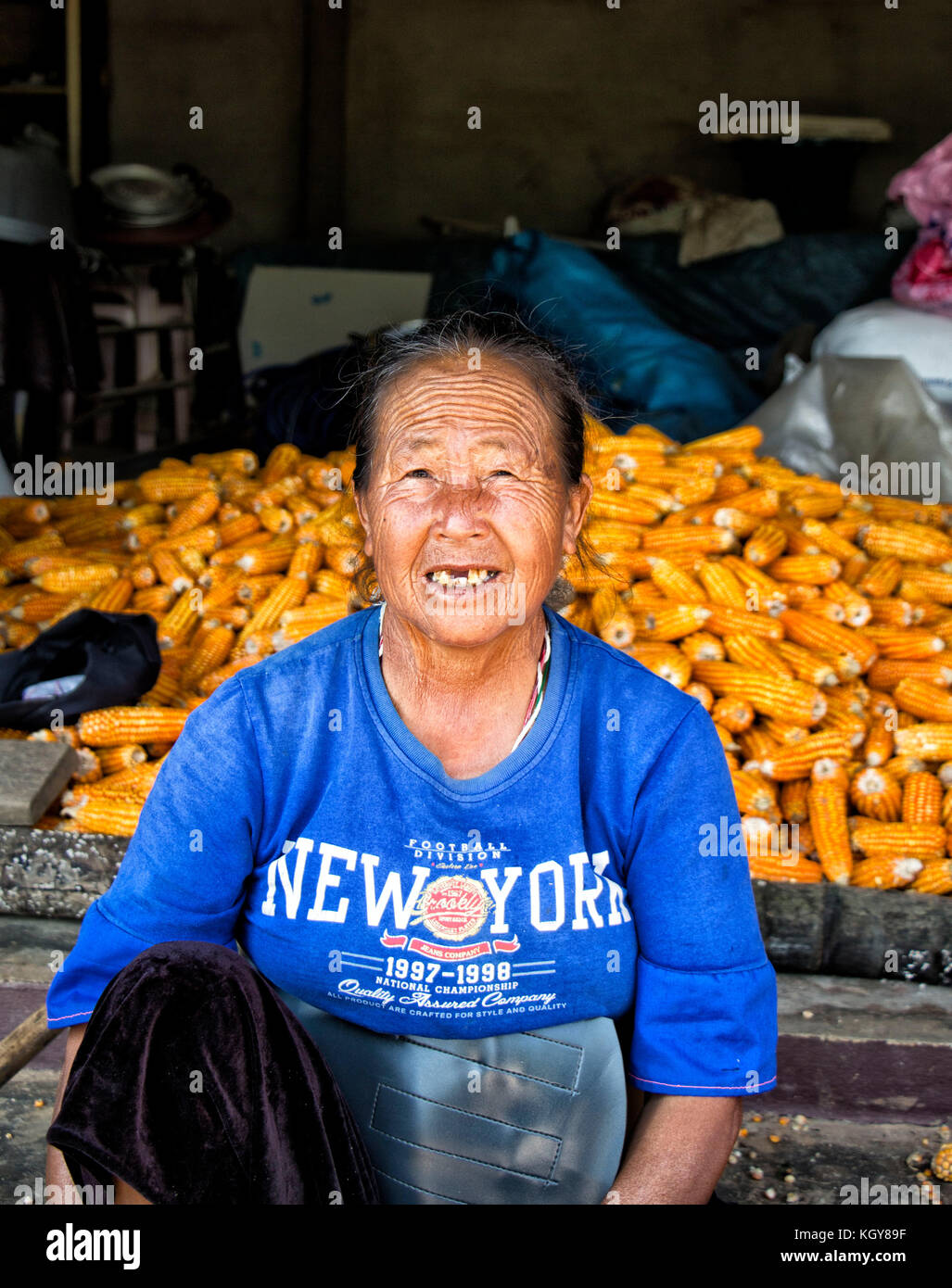 Femme lisu en face de récolte de maïs, dans le nord de la Thaïlande Banque D'Images