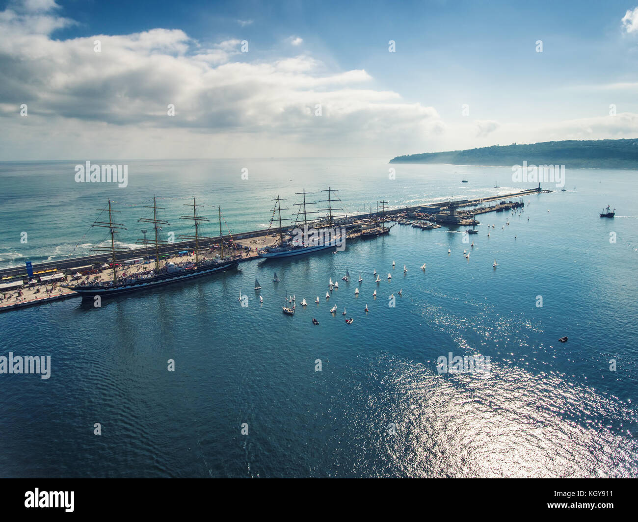 Varna, Bulgarie - 2 octobre, 2016 : mer Noire Régate des grands voiliers, les bateaux à voile de différents pays sur international regatta Banque D'Images