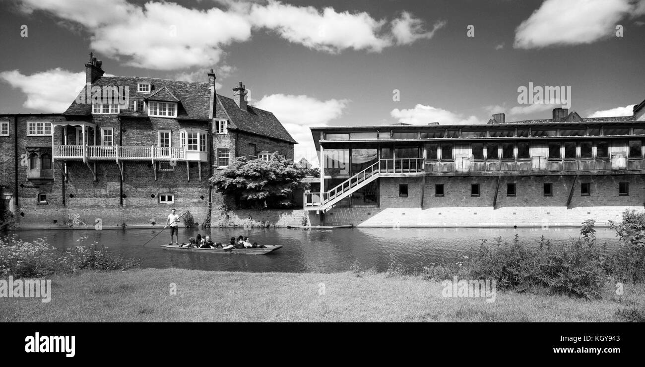 Punt sur rivière Cam passant le vieux grenier de Darwin College de Cambridge Banque D'Images