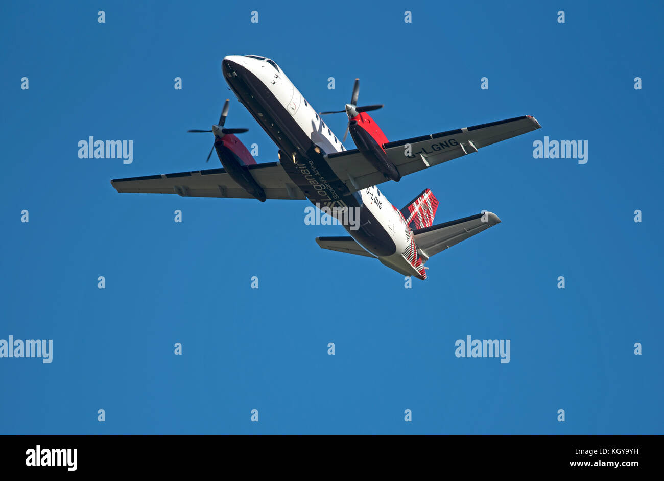 Loganair les Saab 340 dans son tartan écossais foie laissant l'aéroport d'Inverness pour son vol quotidien à travers à Stornoway dans les Hébrides extérieures. Banque D'Images