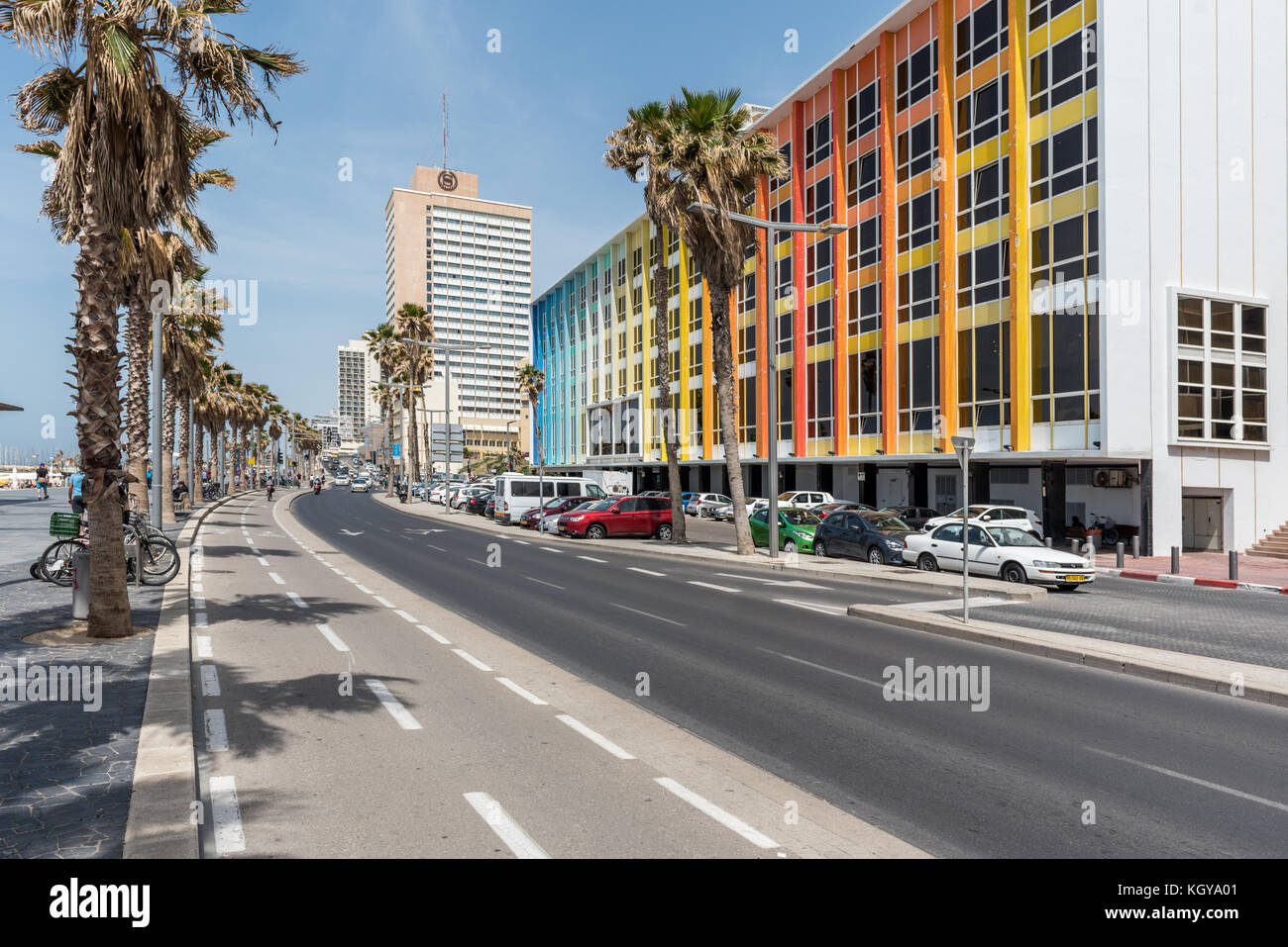 Les gens se promener sur la tayelet - promenade à Dan Hotel - 11 avril 2017, Tel Aviv, Israël Banque D'Images