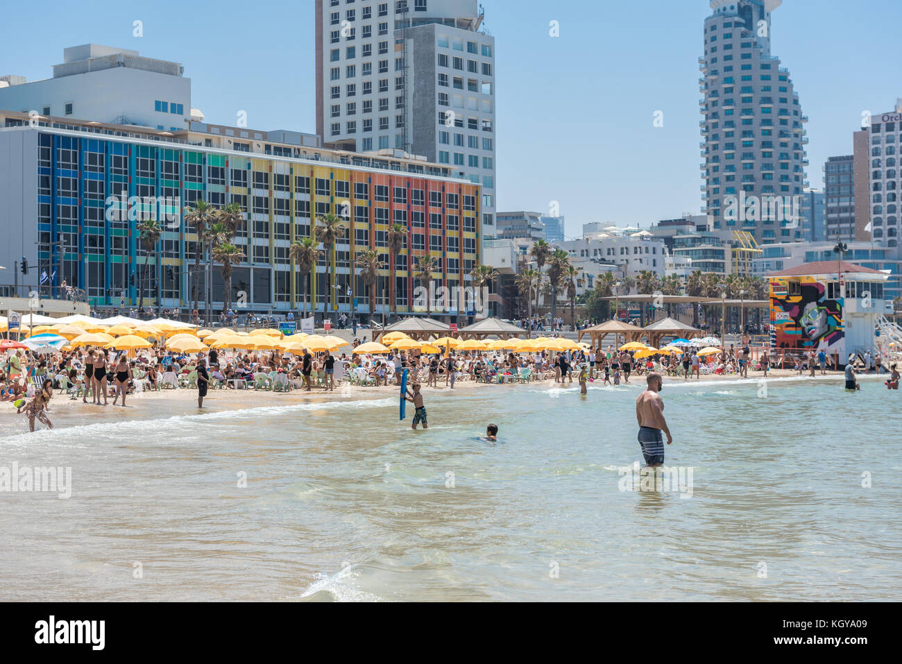 Tel Aviv, Israël - 29 avril 2017 : Plage en face de l'hôtel Dan Banque D'Images