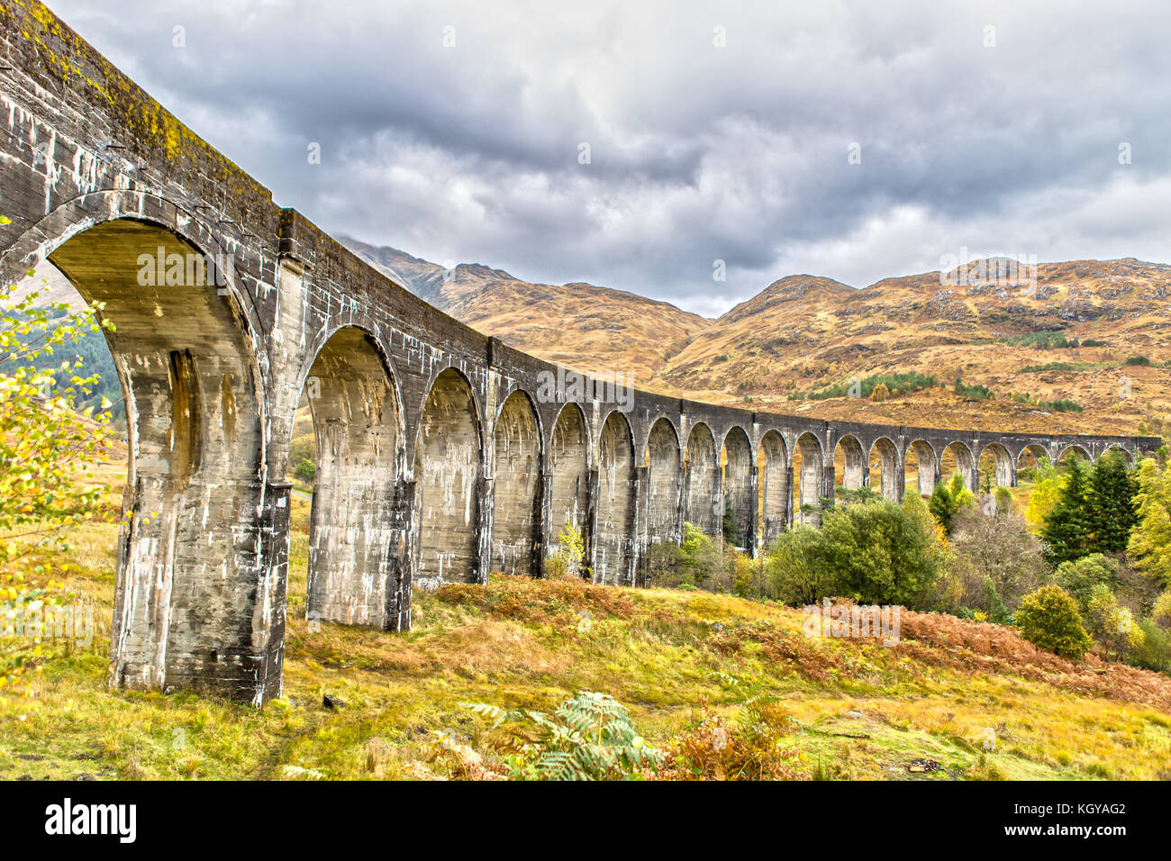 Le viaduc de Glenfinnan en Écosse en automne Banque D'Images Le viaduc de Glenfinnan en Écosse en automne Banque D'Images