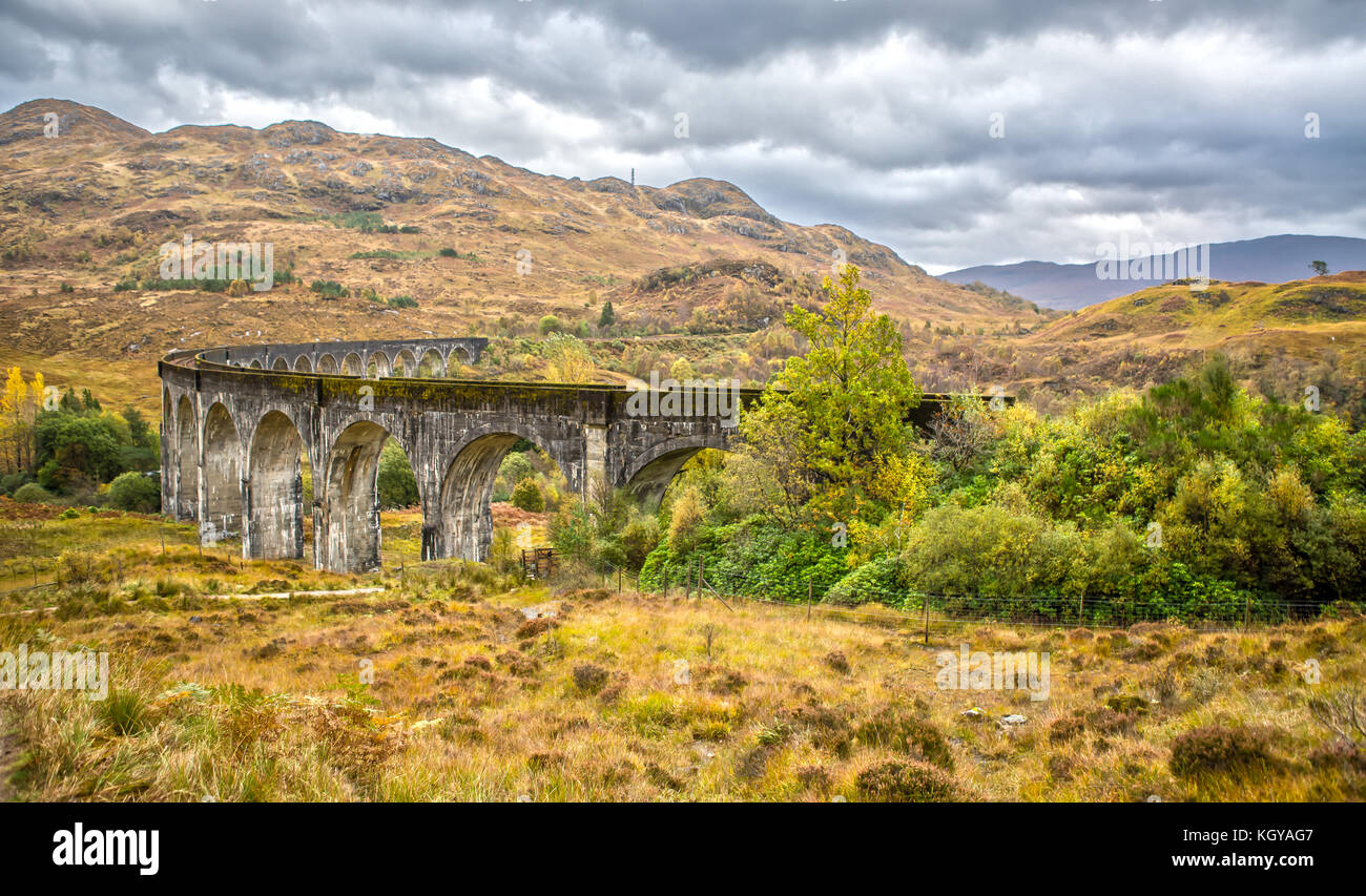 Le viaduc de Glenfinnan en Écosse en automne Banque D'Images Le viaduc de Glenfinnan en Écosse en automne Banque D'Images