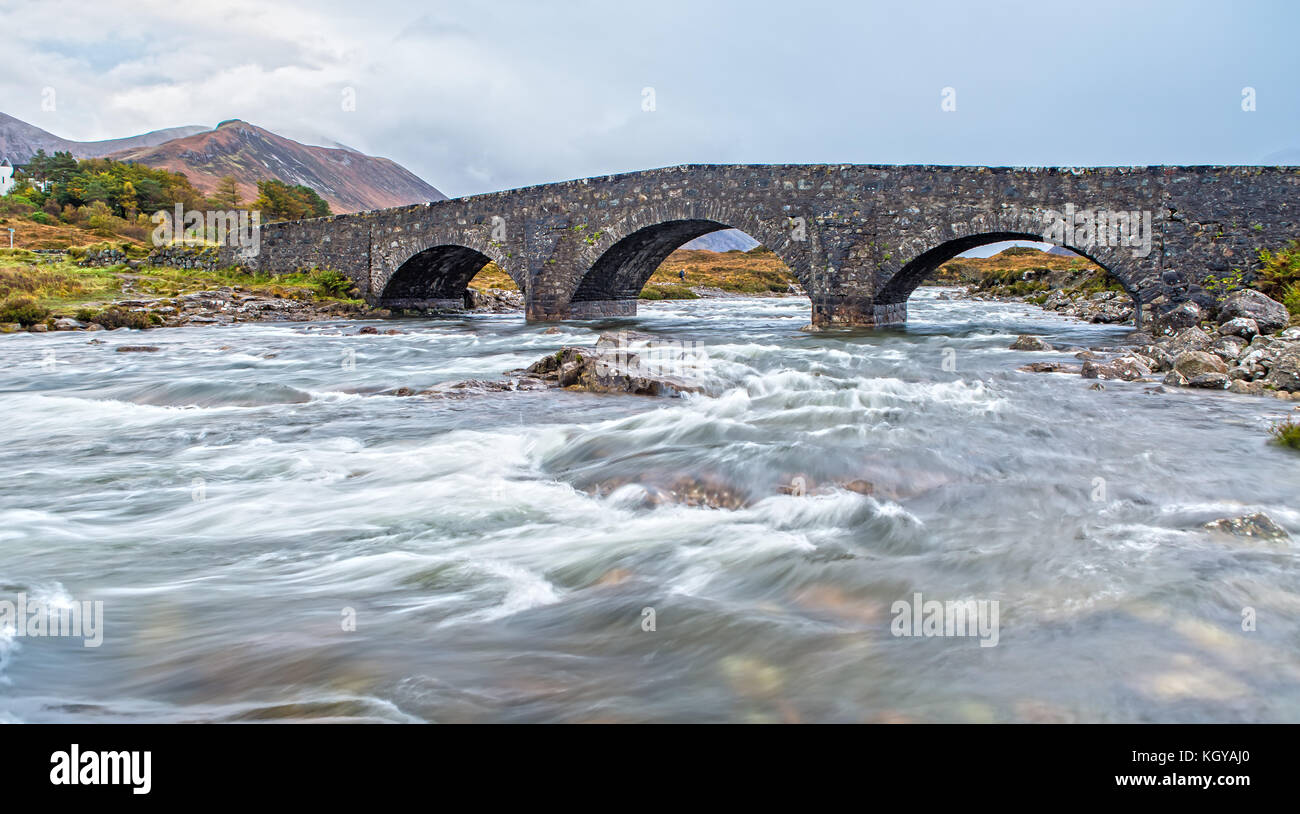 Glen sligachan pont sur l'île de Skye au crépuscule Banque D'Images